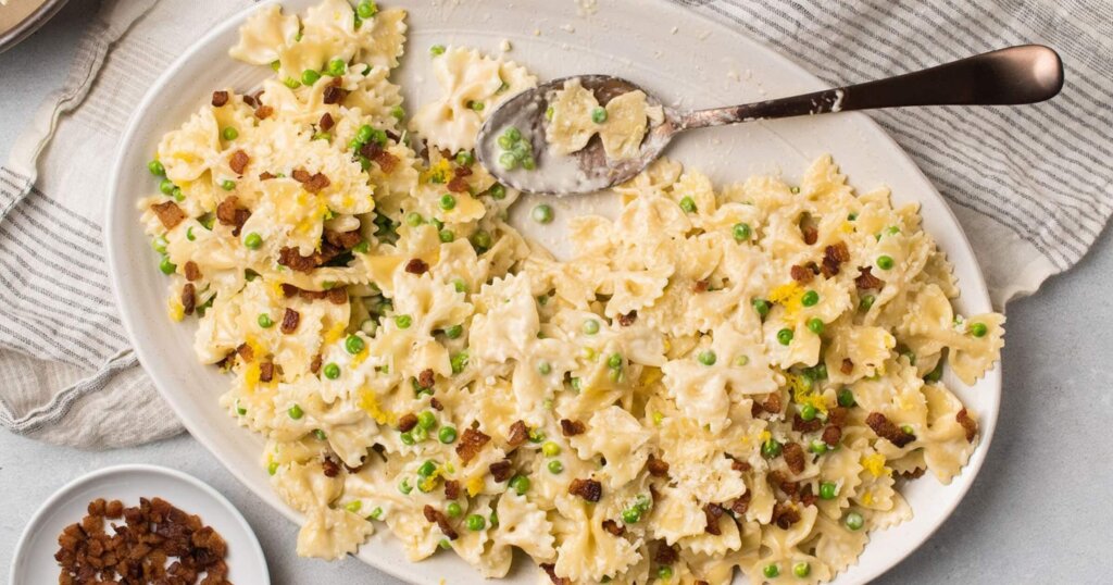 One-pot creamy lemon pasta with peas and bacon