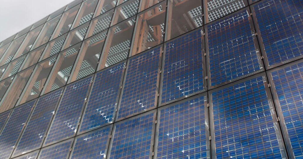 Photovoltaic system integrated into a building facade