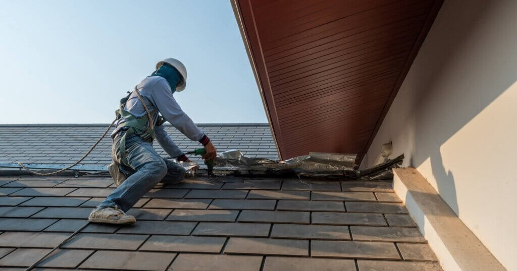 A specialist in roof forming, Replacement of roof plates that have been used for a Long time. Roof repair.