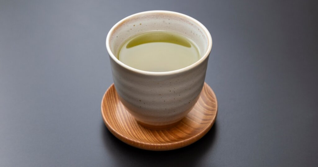 How to reduce the effects of caffeine 3 green tea as a lower caffeine option compared to coffee.