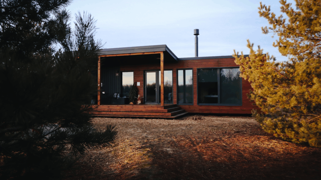 How much does it cost to build a cabin? 2 A modern modular cabin will cost more to build than a basic wood structure