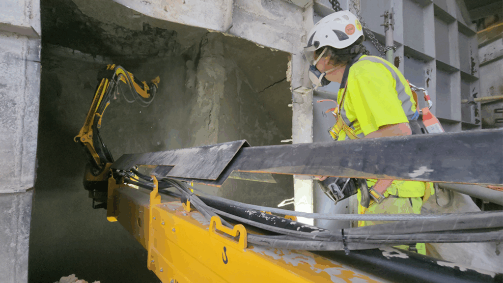 Robotic descaling machine working inside a cyclone