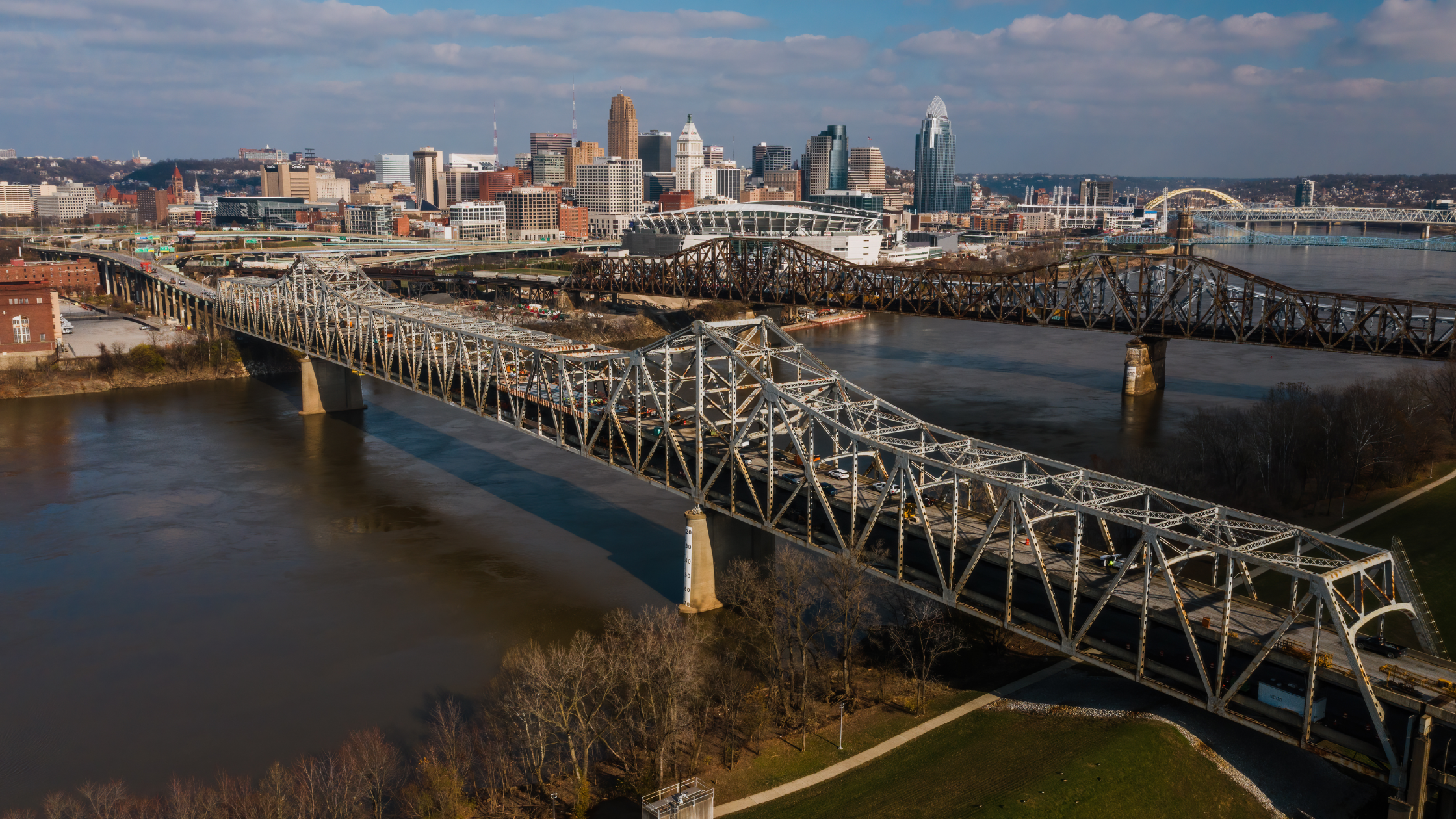 Brent Spence Bridge side view with traffic