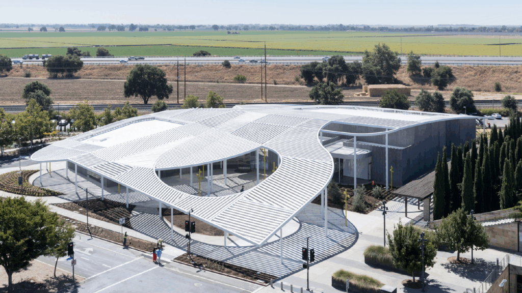 SO-IL is using open-air designs to raise the bar for construction coordination 9 Defined by its sweeping Grand Canopy, the Manetti Shrem Museum of Art showcases SO-IL’s ability to merge architecture, landscape, and environmental performance into a public space.